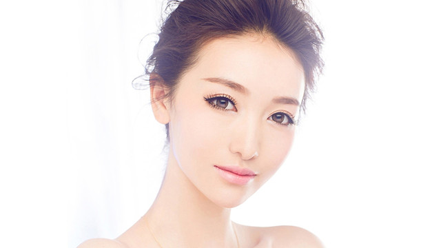 现场王丽坤化身花样女神,与一众媒体和现场嘉宾分享素颜美肌的秘密。王丽坤表示,自己对护肤要求比较高,挑选护肤品时更看重的是温和不刺激的肌肤体验,减少对肌肤的负担,而之所以与丹姿的合作是源于对“植物护肤” 理念的认同,它XX的特色就是所有产品都坚持采用天然植物成分,帮助肌肤回到健康自然的状态。此外,王丽坤在现场还充当了护肤小专家,送出了自己特别喜爱的丹姿莹亮美白套装,并大方地分享自己的护肤心得与小妙招。丽坤表示,拍戏之余会经常使用丹姿面膜和补水产品,帮助调理肌肤,抵御空气中的污染,